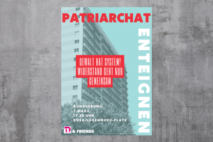 Plakat der Kundgebung: Patriarchat enteignen - Gewalt hat System! Wiederstand geht nur gemeinsam Plakat der Kundgebung "Patriarchat enteignen" vor einer grauen Wand. Das Plakat ist in hellblau und rot gehalten. Die Umrisse eines grauen Hauses sind zu sehen. Weitere Aufschrift: Gewalt hat System! Wiederstand geht nur gemeinsam.